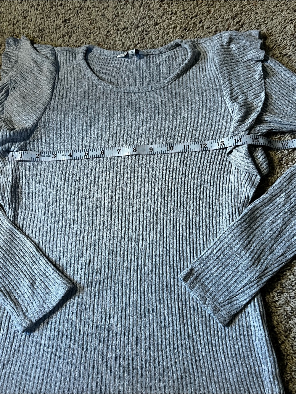 Women’s Light Gray Ribbed Ruffle-Shoulder Sweater - Picture 3 of 4